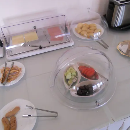 Milton Hotel Mavrovoúnion