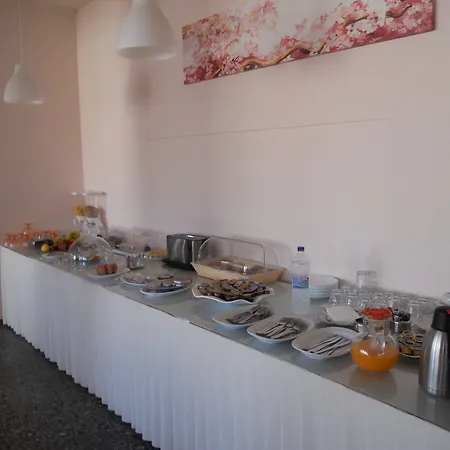 Milton Hotel Mavrovoúnion