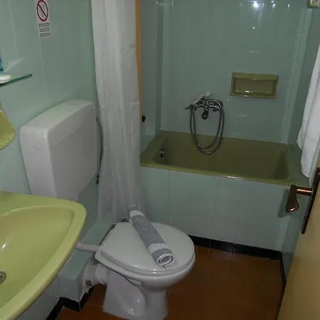 Hotel Milton Mavrovoúnion